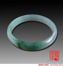 翡翠手鐲拍賣價(jià)格過(guò)千萬(wàn)，收藏與投資價(jià)值持續(xù)攀升